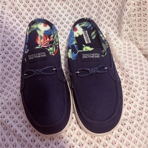 Skechers Navy Canvas Slip-On Shoes with Floral goga mat cooling liner